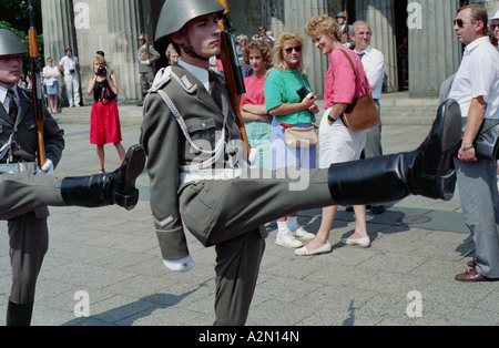 Des soldats allemands de l'est marcher dans Berlin, 1989 Banque D'Images