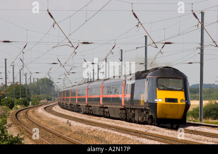 GNER train à grande vitesse avec un service du CELV en direction sud près de Sandy Banque D'Images