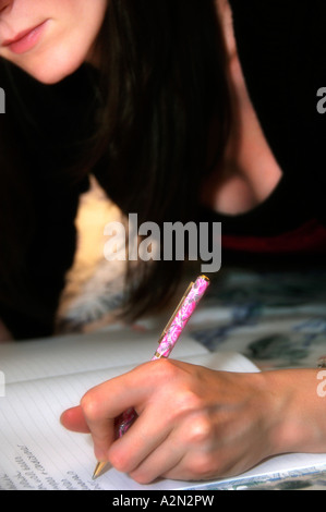 Une jeune femme écrit Banque D'Images