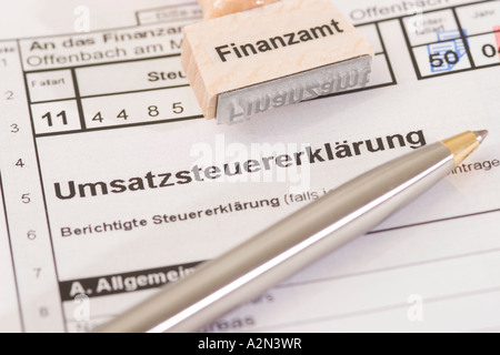 Portrait de stylo à bille et tampons sur formulaire d'impôt Banque D'Images