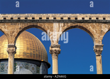 Dôme de mosquée vue par archway, Dôme du Rocher, Jérusalem, Israël Banque D'Images