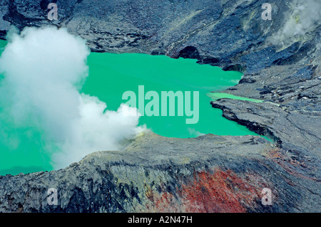 Vue aérienne du cratère volcanique, le volcan Poas, Parc National Poas, Costa Rica Banque D'Images