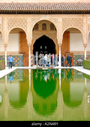 Les touristes en palace, à l'Alhambra, Grenade, Andalousie, Espagne Banque D'Images