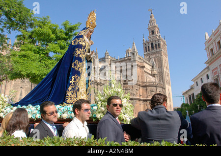Groupe de personnes qui participent au défilé, La Giralda, Séville, Espagne Banque D'Images