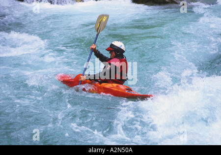 La kayakiste sur la rivière Soca près de Bovec Slovénie Banque D'Images