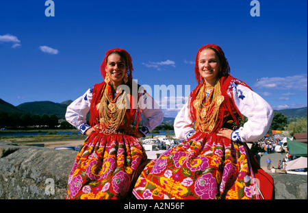 Les filles avec costumes traditionnels au festival de folklore Feiras Novas, Ponte de Lima, Minho, Portugal Banque D'Images