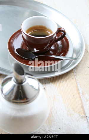 Portrait de tasse de café noir et de sucre shaker Banque D'Images