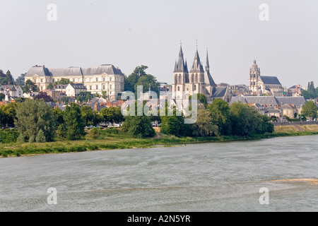 Rivière qui coule près de la ville, fleuve Loire, Loire, Loir-Et-Cher, France Banque D'Images