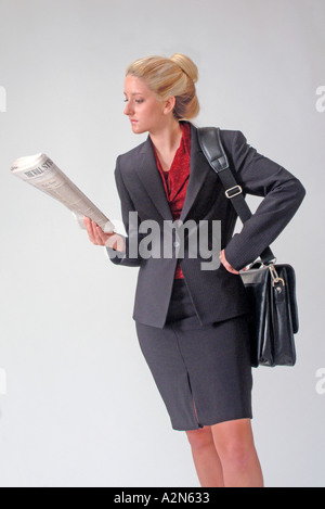 Femme en costume sur fond blanc Banque D'Images