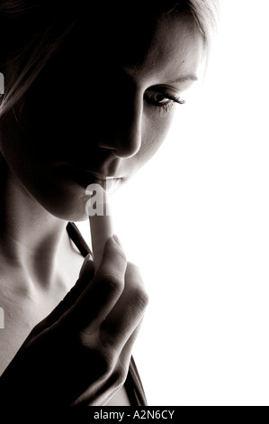 Close-up of young woman applying lipstick Banque D'Images