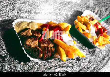 Frites et ketchup sur assiettes en papier Banque D'Images