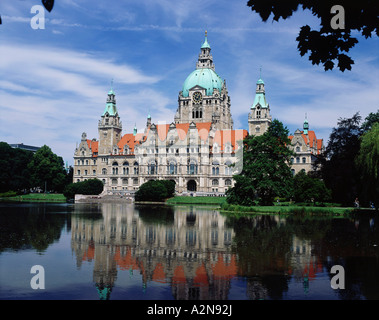 L'hôtel de ville traduit dans le lac, nouvel hôtel de ville, le lac Maschsee, Hanovre, Basse-Saxe, Allemagne Banque D'Images