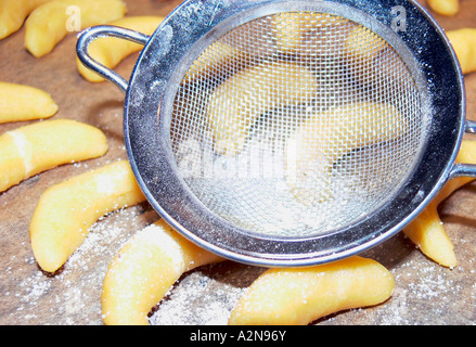 Close-up de la grille et de biscuits de sucre glace Banque D'Images
