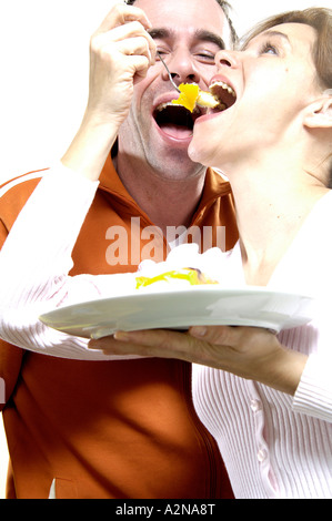 Close-up of woman eating cake Banque D'Images