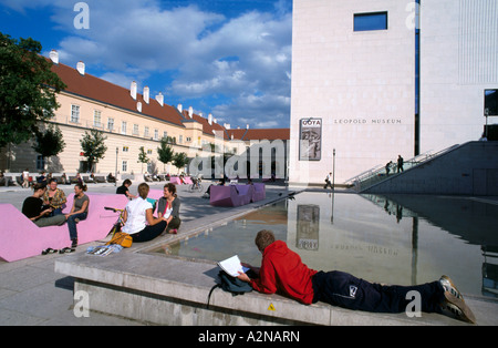 Les touristes en face de museum Musée Leopold Vienne Autriche Banque D'Images