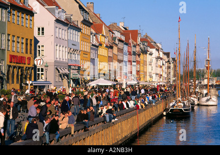 Les gens de port, le canal de Nyhavn, Copenhague, Danemark-du-Sud, Danemark Banque D'Images