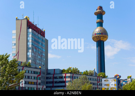 Tour avec immeuble de ville, Hundertwasserhaus, Vienne, Autriche Banque D'Images