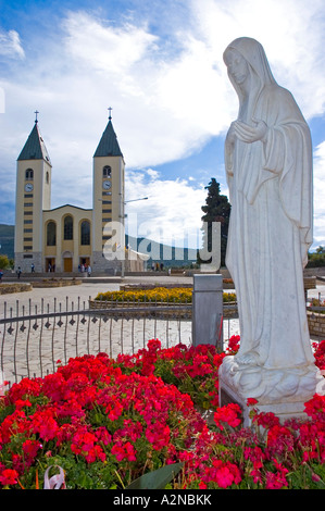 Statue de la Vierge Marie à l'extérieur, l'église St James Church, Medjugorje, Bosnie et Herzégovine, la Croatie, l'ex-Yougoslavie Banque D'Images