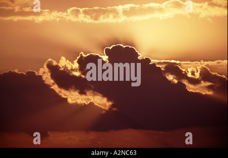 Quand le JOUR EST FAIT 04 nuages presque coucher de soleil sur ville de Sousse Tunisie Afrique C'EST 1 DE 4 PICS SEMBLABLES ET DE 1 200 TOTAL PHOTOS Banque D'Images