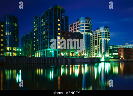 Buildings lit up at night, rivière Spree, Berlin, Allemagne Banque D'Images