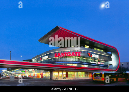 Shopping mall lit up at Dusk, Eastgate, 130, Berlin, Allemagne Banque D'Images