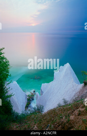 Le lever du soleil sur la mer, le Parc National de Jasmund, Rügen, Mecklembourg-Poméranie-Occidentale, Allemagne Banque D'Images