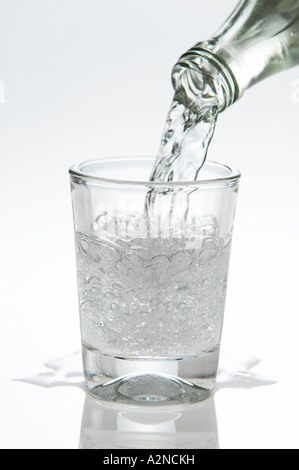 Verser dans l'eau potable dans un verre, close-up Banque D'Images