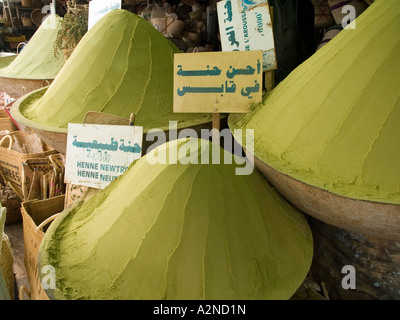 Bols à refus avec poudre de henné vert pâle en vente sur un étal du marché tunisien Banque D'Images