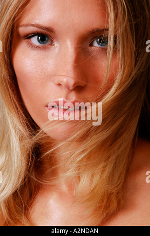 Young woman looking at camera man Banque D'Images