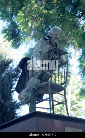 Low angle view of statue de Mozart, Séville, Andalousie, Espagne Banque D'Images