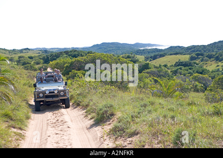 Déménagement Jeep par chemin de terre, une plus grande zone humide de Sainte-Lucie Park, Afrique du Sud Banque D'Images