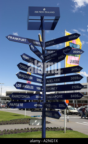 Sign post pointant sur diverses régions et destinations dans le monde. L'aéroport de Christchurch, île du Sud , la Nouvelle-Zélande. Banque D'Images