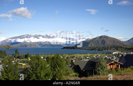 La ville de Wanaka avec lac Wanaka et le mont Alta dans l'arrière-plan. L'île du Sud, Nouvelle-Zélande. Banque D'Images