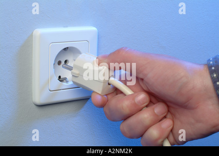 La main de personne d'insérer dans le connecteur mâle Banque D'Images