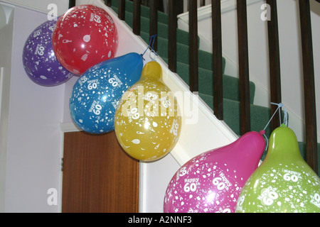 60e anniversaire ballons colorés suspendus aux rampes dans hall Banque D'Images