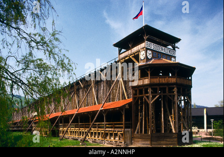 Drapeau monté sur le haut de la structure en bois, Mauvais Soden-Allendorf, Allemagne Banque D'Images