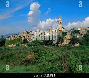 Anciennes ruines d'une ville abandonnée, Bussana Vecchia, ligurie, italie Banque D'Images