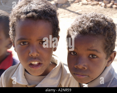 Les enfants en Egypte Nubie Assouan Banque D'Images