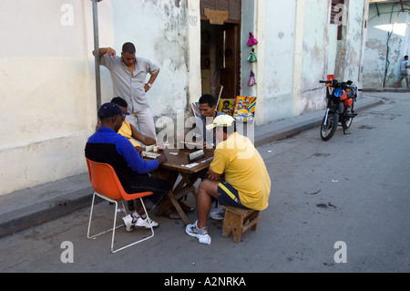 Groupe d'hommes jouant du jeu de dominos dans la rue, La Havane Cuba Banque D'Images