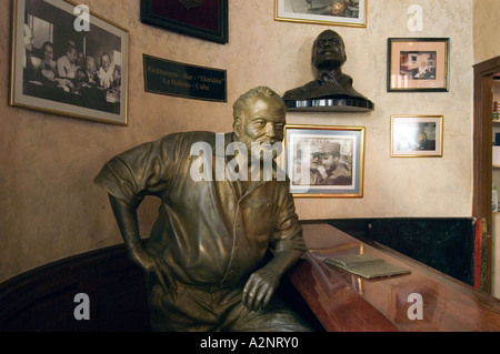 Statue de Ernest Hemingway au bar d'El Floridita à La Havane, Cuba Banque D'Images