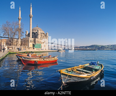 Istanbul Turquie Mosquée Ortakôy sur la rive européenne du Bosphore et traversée de pont du Bosphore, à côté de l'Asie Banque D'Images