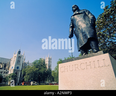 Statue de Sir Winston Churchill par Ivor Roberts Jones au Parlement Square Londres Angleterre Royaume-Uni Banque D'Images