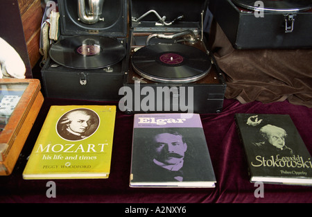 Londres, Royaume-Uni. Les gramophones et les livres en vente au marché de Portobello Banque D'Images