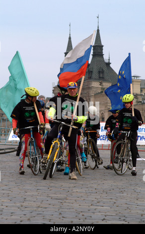 Le vélo pour la charité les cyclistes sur la Place Rouge Moscou La Russie à propos de l'écarter sur la prochaine étape de leur tour à tour de la paix Banque D'Images