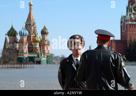 Des policiers portant des vestes de cuir, sur la Place Rouge Moscou Russie Banque D'Images