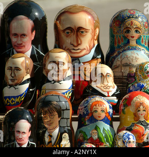 Portrait du président Poutine apparaît comme une poupée russe en bois qu'on voit ici sur un étal de souvenirs touristiques à Moscou Banque D'Images