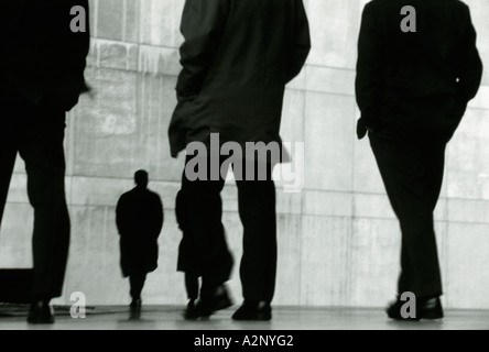 Silhouettes de gens d'affaires de la ville à pied Banque D'Images