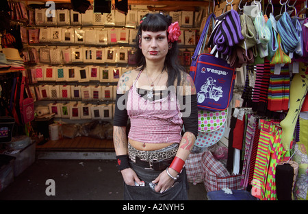 Londres, Royaume-Uni. Marché de Camden. Portrait de shop assistant Banque D'Images