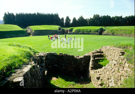 Les écoliers à l'intérieur de amphithéâtre romain de Caerleon au Pays de Galles. Lorsque l'administration centrale de la Legio II Augusta de l'armée romaine en Grande-Bretagne Banque D'Images