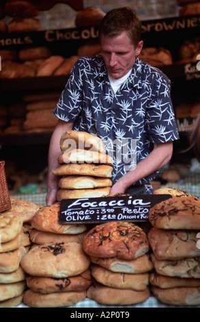 Londres, Royaume-Uni. Support de blocage frais d'empilage de miches de pain focaccia à vendre à Borough Market Banque D'Images